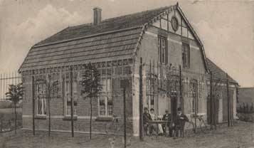 Café Spoorzicht van Th.F. Groothusen-Asselbergs, Beugen ca. 1915 (foto: J.J. Ensing, collectie BHIC BEU0033)