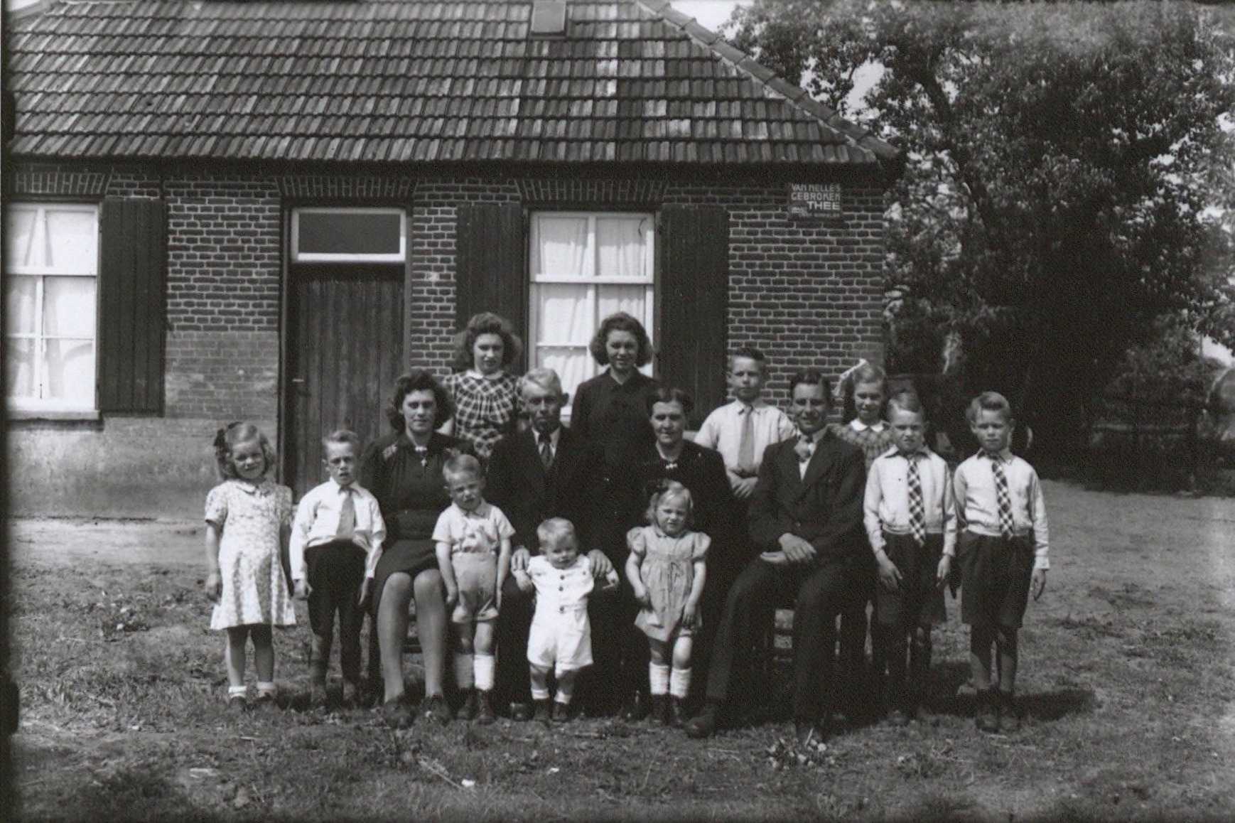 Familie Damen te Zeeland in 1947. Foto Fotopersbureau Het Zuiden, collectie BHIC, nr. ZLD1252