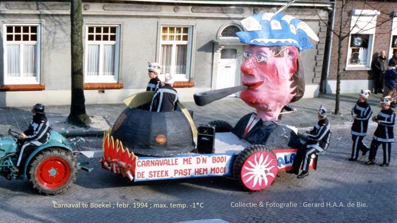 De carnavalswagen, gebouwd en vergezeld door de Boekelse brandweer, waar Prins Toon ook bij was. Op tractor Piet Hoevenaars. In het midden Toon Hoevenaars als Prins van de Knöllekes samen met adjudant Ben van de Ven en links achter Piet van den Heuvel (foto: © Gerard de Bie)