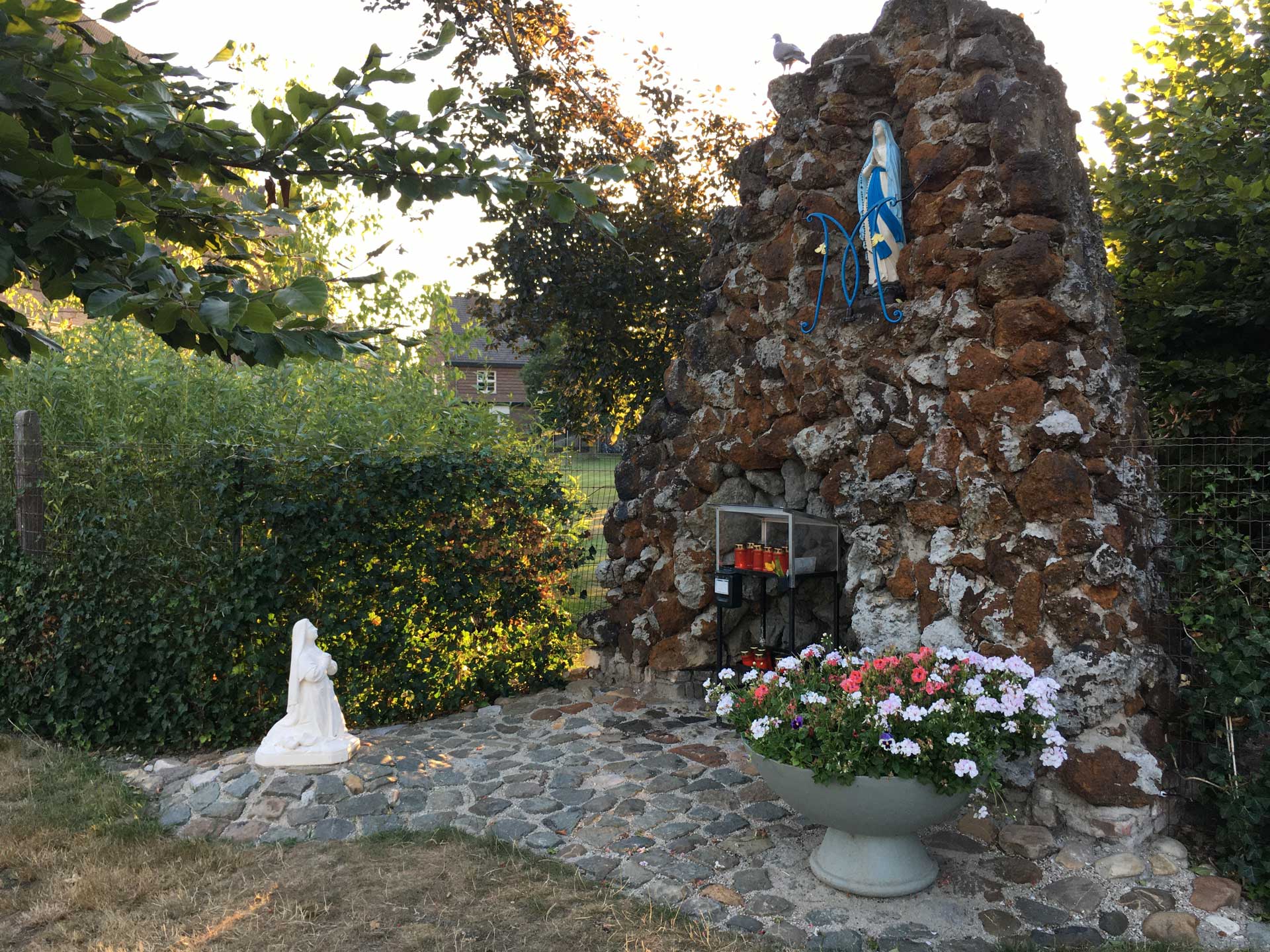De Lourdesgrot in de tuin van de Sint-Agathakerk (foto: Henk van Thiel)