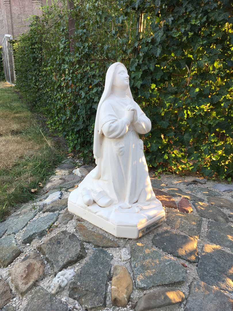 Nieuw Bernadettebeeldje (foto: Henk van Thiel)