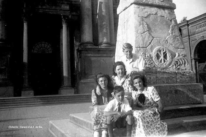 Familie De Bie bij het zouavenmonument, c. 1950.