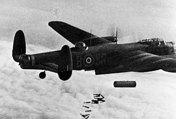 Een van de Lancasters van 101 squadron, met antennes