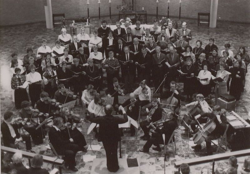 Muzikale uitvoering van een kerkkoor met strijkers in Boxmeer