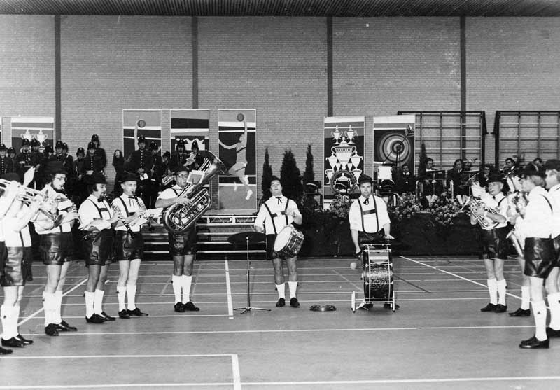 Blaaskapel tijdens de opening van de sporthal, 1973 (bron: BHIC)