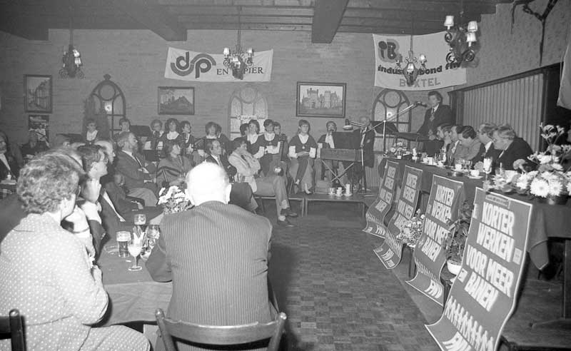 Viering 75 jaar Boxtelse vakbeweging in de zaal van Café Marktzicht. Voorzitter Wim Kok aan het woord (Foto: Mies en Otter, 1983. Bron: BHIC)