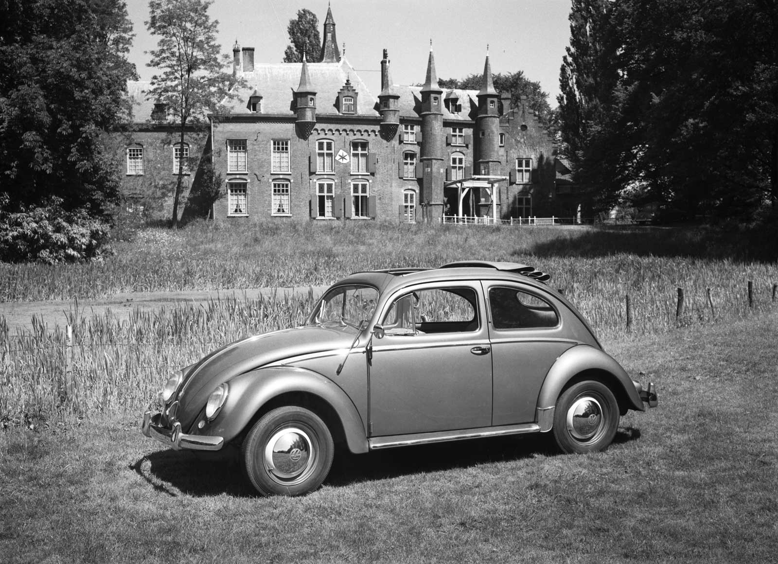 Een Volkswagen Kever (niet die van Bert Broekman) bij kasteel Maurick, 1955 (foto: Fotopersbureau Het Zuiden. Bron: BHIC, fotonummer 1634-009190)