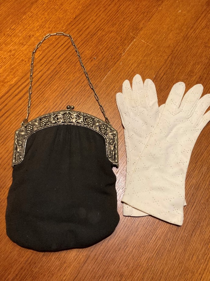 Het tasje en de handschoenen