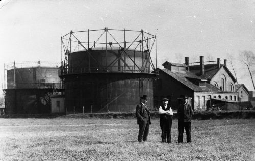 Gasfabriek Mabeg. Gebouwd in 1909 en in 1922 door de gemeente overgenomen. In 1970 werden zowel het eigen gas- als waterbedrijf verkocht.