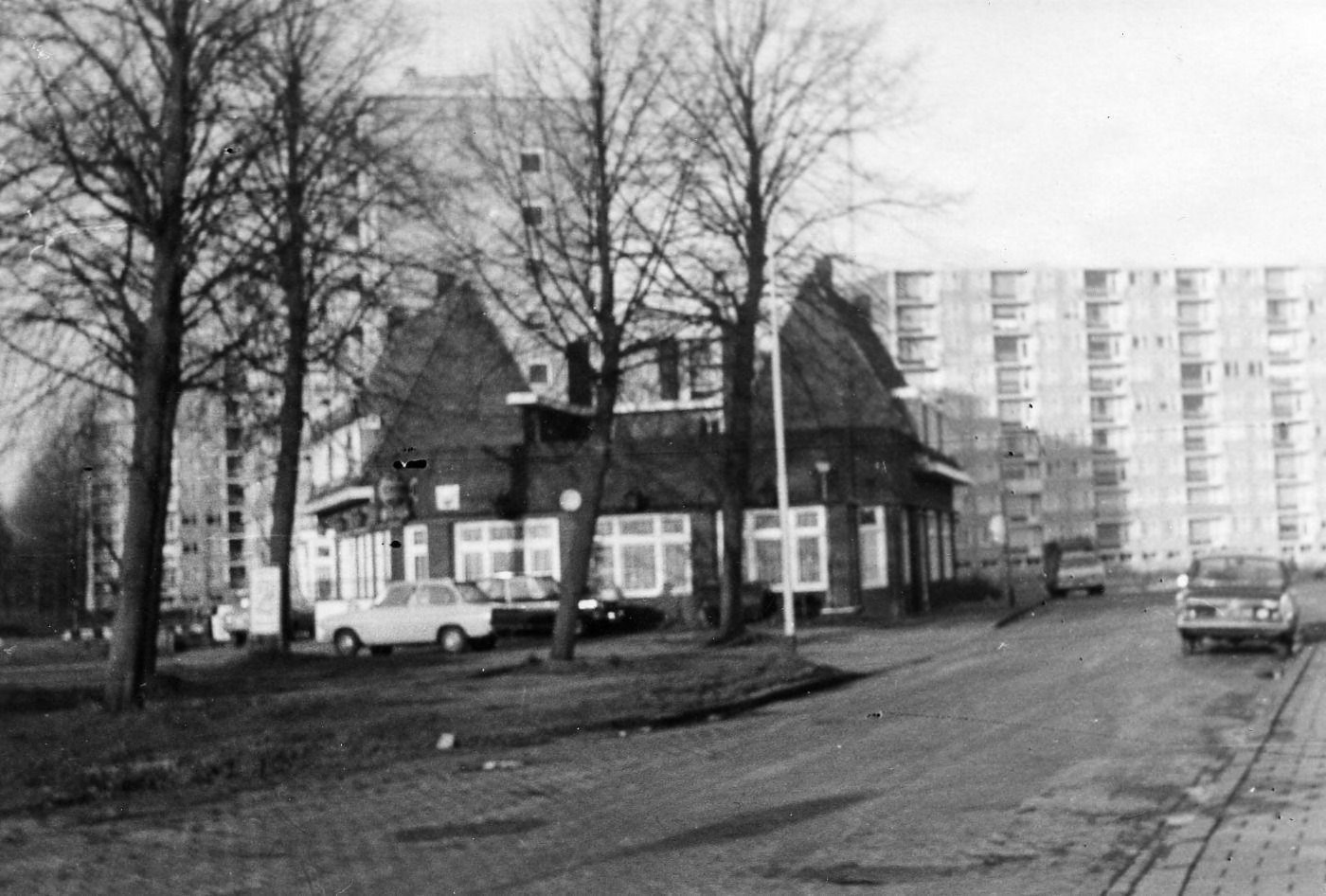 "Het witte Paard", met op de achtergrond de flats van Hoogheem (BHIC, fotonummer 1901-008821)