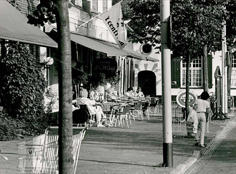 Het terras van De Waag, 1985 (foto: Jan Verhoeff, © DPG. Bron: BHIC)