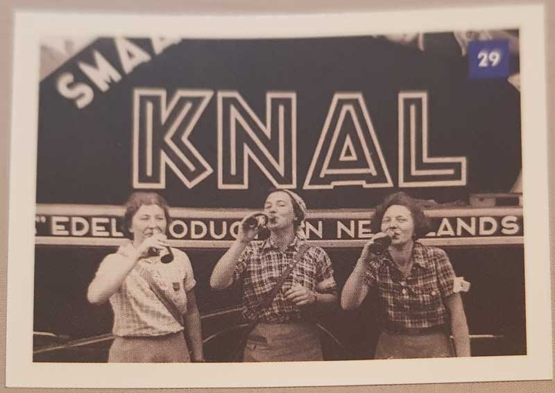 Drie vrouwen drinken Knal, 1938 (inzending: B. Groeneveld)