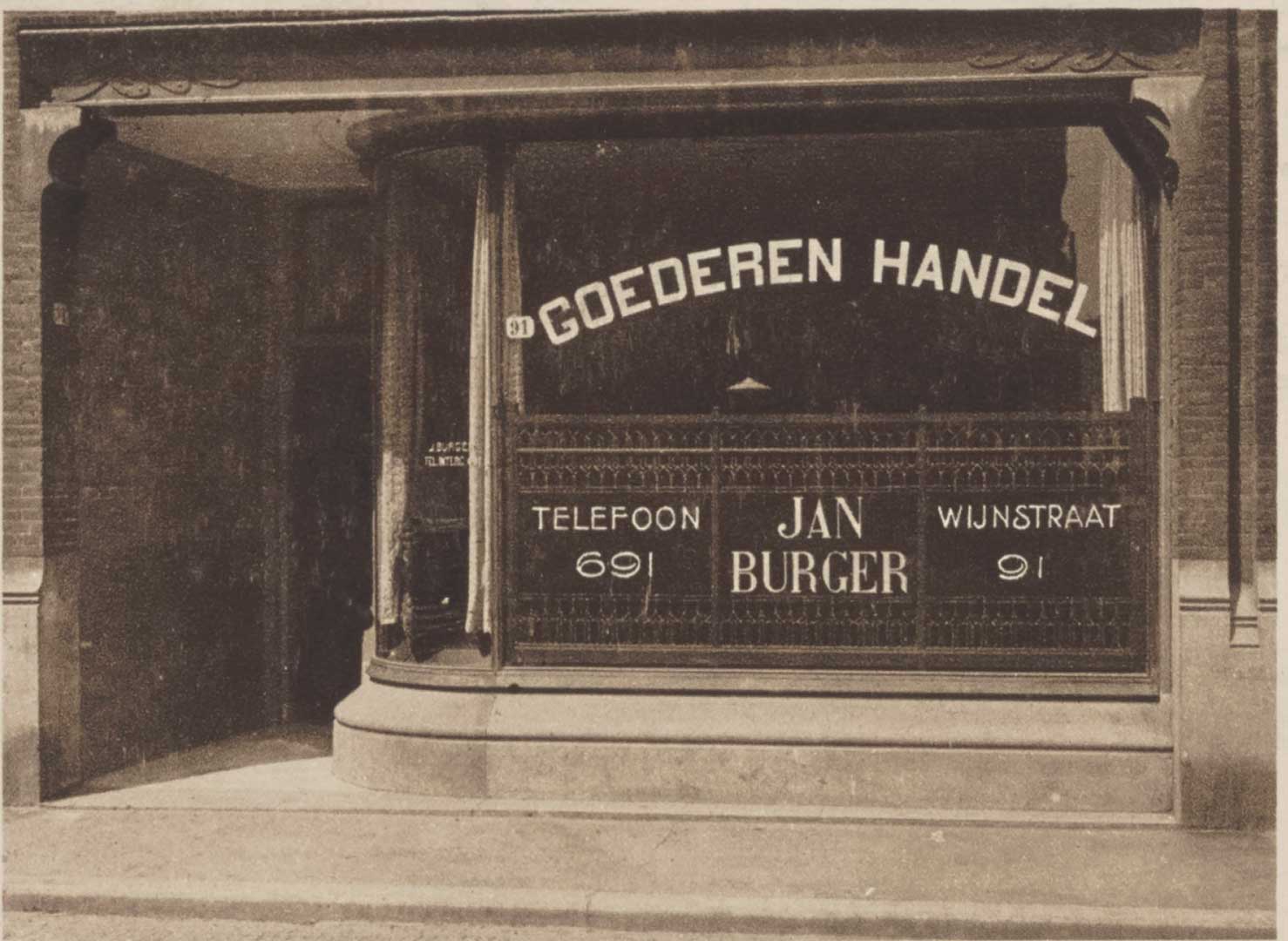 De winkel in Dordrecht rond 1930 (coll. Regionaal Archief Dordrecht, fotonummer 552_100980)