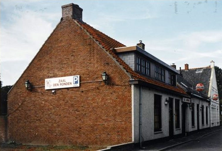 Rembrandtstraat 54 en 56 voor de sloop (foto: Guust van Dijck, 1995. Bron: collectie West-Brabants Archief)