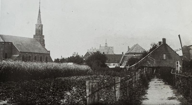 De achterzijde van het onroerend goed rond 1916 gezien vanaf het zuiden met op achtergrond het klooster en de meisjesschool (bron: beeldbank West-Brabants Archief)