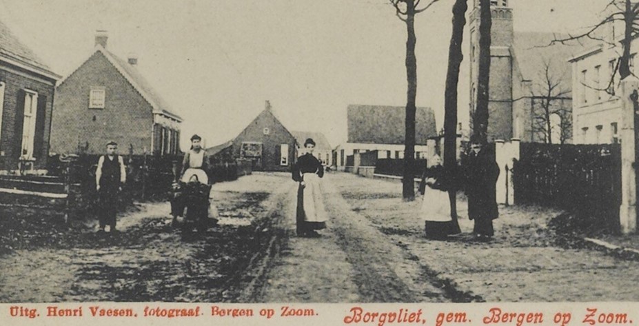 Zicht op de woning in 1905. De woning staat links van de kerk (bron: West-Brabants Archief)