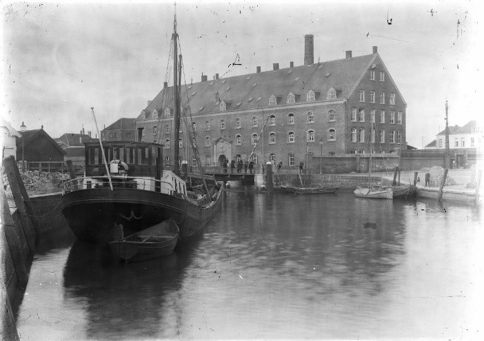 De Catharina II in de binnenhaven van Bergen op Zoom, op achtergrond het Arsenaal (Foto: Bartholomäus Wosyka. Bron: West-Brabants Archief, nr. BOZ102000602)