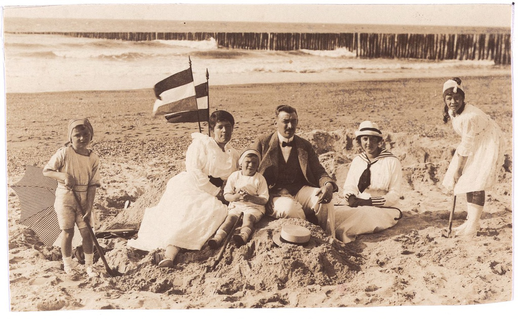 De Tilburgse textielfabrikant Josef Brands met zijn familie in Domburg in 1917 of 1918