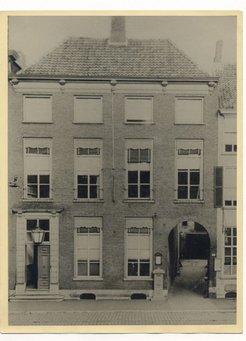 Het politiebureau naast het raadhuis, voor 1910 (bron: Stadsarchief Breda)