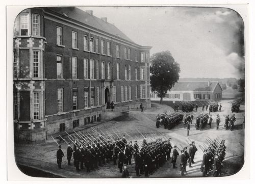 Paradeoefening voor de gebouwen van de Koninklijke Militaire Academie, 1903 (bron: Stadsarchief Breda)