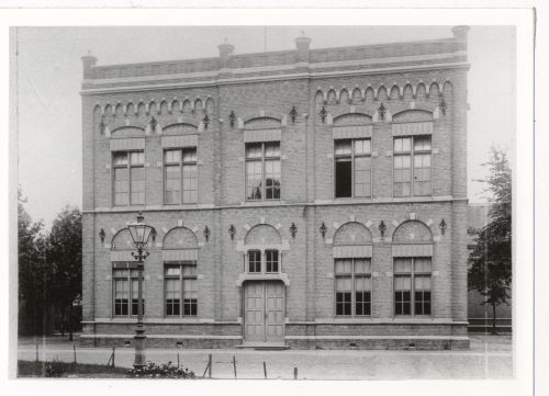 Het in 1902 gebouwde gebouw van de HBS aan de Nassausingel, 1907 (bron: Stadsarchief Breda)