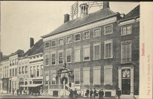 Het raadhuis met aan de rechterkant het politiebureau, 1905 (bron: Stadsarchief Breda)