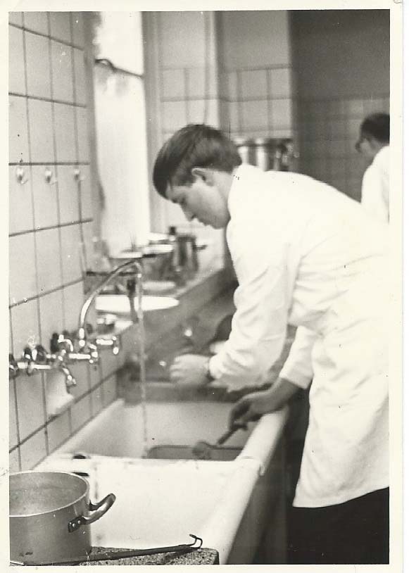 11. Piet van Kaam helpt broeder Maternus in de keuken.
