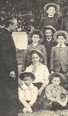 Eindhoven, zangkoor van leerlingen van Pensionaat Eikenburg, 1907 (detail). Bron: RHC Eindhoven, fotonr. 16004.