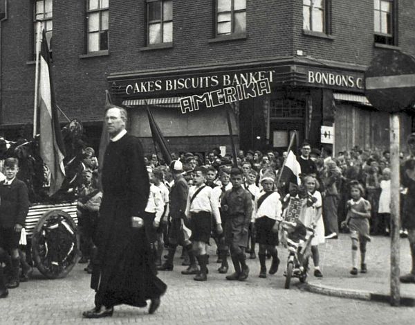 Waalwijk, leerlingen St.-Petrusschool met Broeder van Maastricht tijdens de Bevrijdingsfeesten, 1945. Fotograaf: J. de Bont. Bron: SALHA, fotonr. WAA83766.