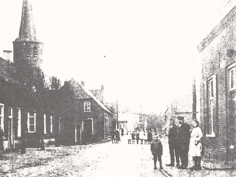 Links het pand Dorpstraat 5 waar de brouwerij De Lelie opereerde en de familie Huijbers tot 1860 woonachtig was, rechts Dorpstraat 12 waar de familie Huijbers woonde na 1860, rechts in de foto staan Antoon Huijbers (1871-1926) met zoons Hendrik en Bert en een buurmeisje