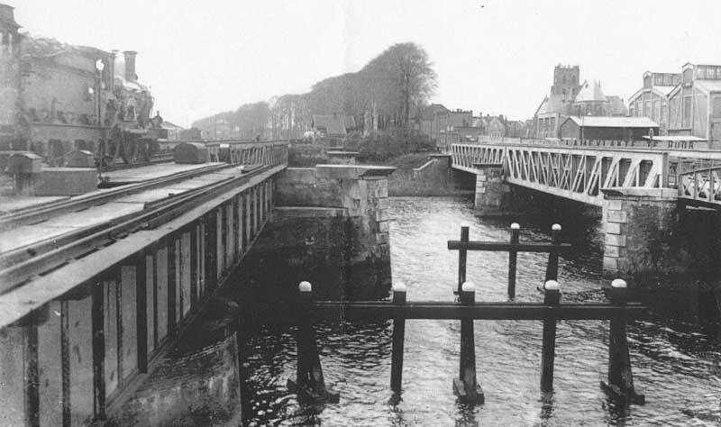 Donge-bruggen 1929 (links spoorbrug, rechts verkeersbrug). Foto: J. Veen