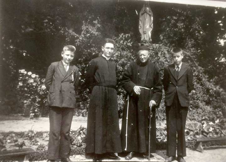 Bert Lammers, uiterst links, bij de Lourdesgrot in Budel (bron: collectie H. van Laarhoven-Lammers)