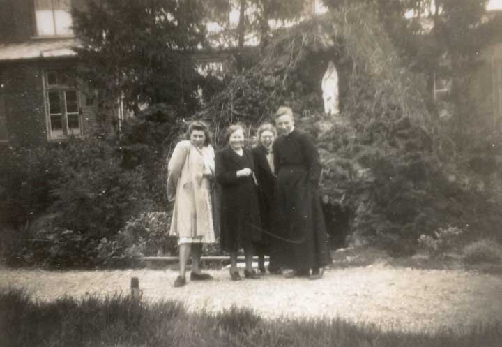 Antonetta Lammers-Kees met haar kinderen Jo, Cato en Tinus bij de grot (coll. H. v. Laarhoven-Lammers)
