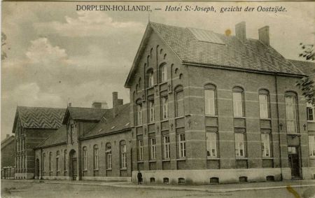 Hotel St. Jozeph (Cantine): gebouwd door de Zinkfabriek als onderkomen voor de vrijgezellen en arbeiders, en gebruikt als hotel, kantine, theater, scholen, kapel, 1898 (Collectie Heemkundekring ‘De Baronie van Cranendonck’, RHC-Eindhoven)