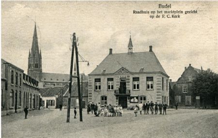 Het marktplein met het raadhuis, 1921 (Collectie Heemkundekring ‘De Baronie van Cranendonck’, RHC-Eindhoven)