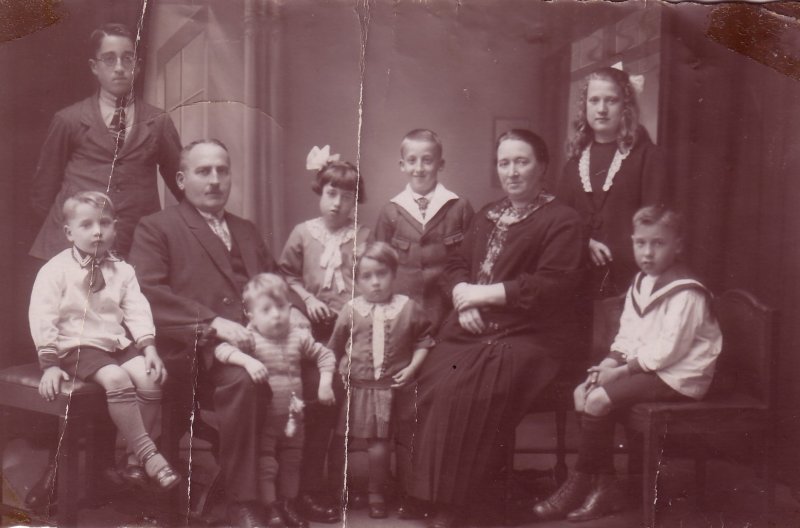 The Van der Steen family, my oma & opa, my mother is the little three year old girl standing at the front in the center, with all my aunts and uncles. Circa 1926