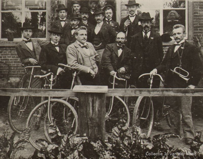 Fietsclub uit 1910 met o.a. Fons Maas, Tinus van Heessel, Johan Kemps jr.