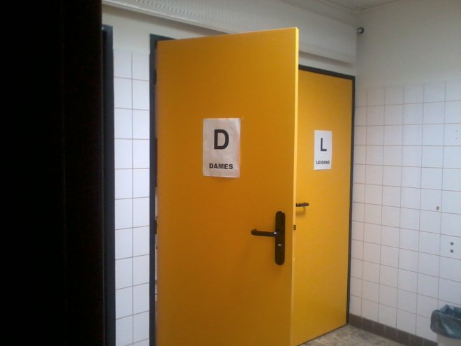 De toiletten op de Wijnberg van de groep de Springplank of Kettingbrug.