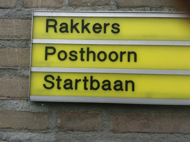 De namen van de verschillende groepen. Niet helemaal zoals wij het kennen. De naam Rakkers bestond indertijd nog niet. De Posthoorn en Startbaan herken ik wel.