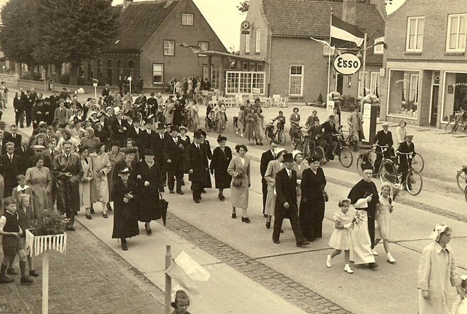 Foto's beschrijven: Optocht bij gelegenheid van de eerste mis van pater Van Grunsven, c. 1950