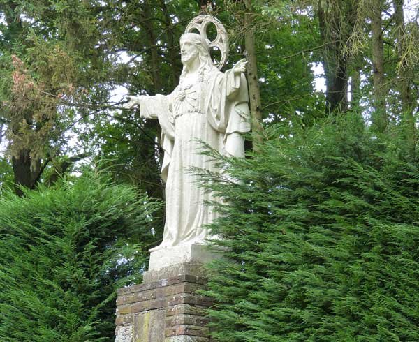 Dit Heilig Hartbeeld in de tuin werd betaald uit giften van retraitanten