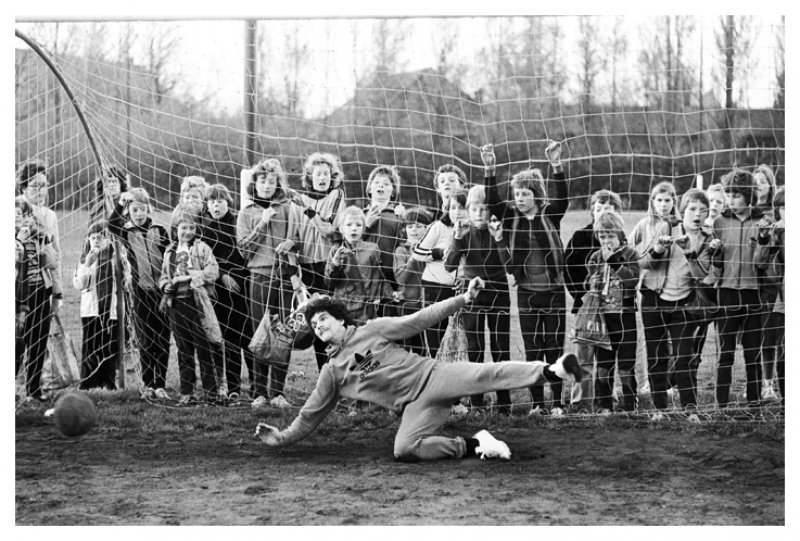 6 mei 1977 penalty schieten met Michel van de Korput als gelegenheidsdoelman tijdens scholensportdag op het VCW-terrein (foto: © Johan van Gurp, Bron: collectie Stadsarchief Breda JVG19770506036)