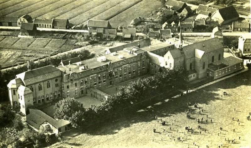 Foto van vóór 1930: Het kapucijnenklooster met seminarie, privéarchief John van Opdorp (lid Heemkundekring De Vlasselt).
