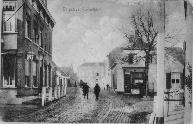 Foto 1915 Dorpstraat (sedert 1953 Raadhuisstraat met naar rechts de Lageweg), Regionaal Archief Tilburg 260025.