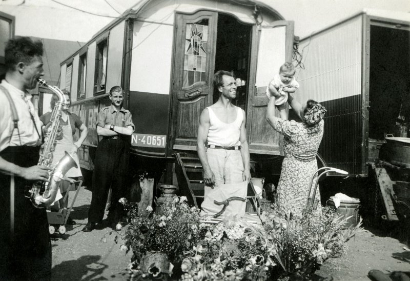 Tijdsbeeld uit 1946. Het op de woonwagen aanwezige kenteken N-40651 was in 1935 op naam gesteld van A. Prescher (bron: collectie Huis van Alijn nummer 2007-033-084)
