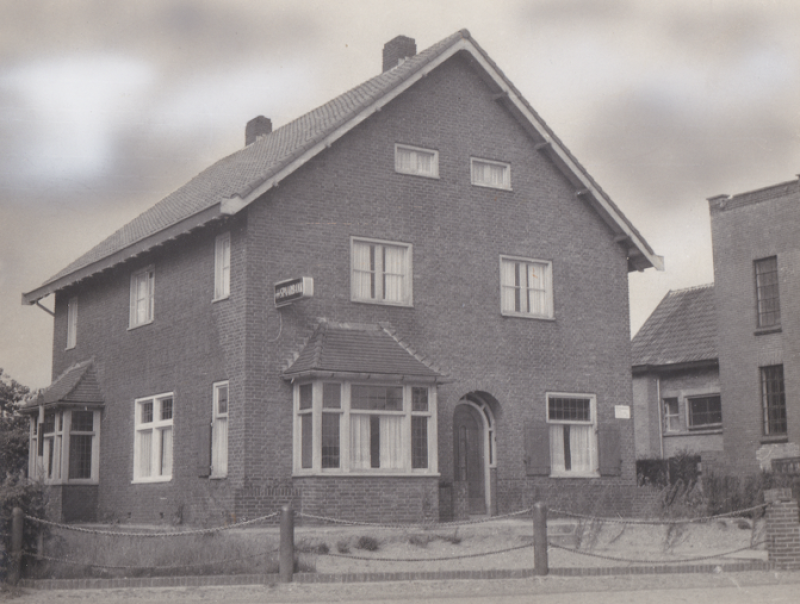 1956 Boerenleenbank aan de Molentiend 11 in Erp. Op de voorgevel hangt de lichtreclame SPAARBANK.