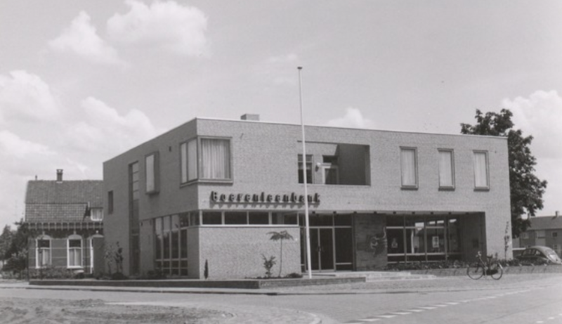 De Boerenleenbank aan het Hertog Janplein in Erp