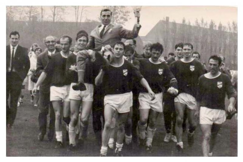 Op 10 mei 1970 speelde VCW-Wagenberg uit tegen SC Gastel en met een gelijkspel (2-2) promoveerde het eerste elftal. Trainer Jan Kools werd glunderend op de schouders van zijn elftal gedragen (archieffoto VCW-Wagenberg)