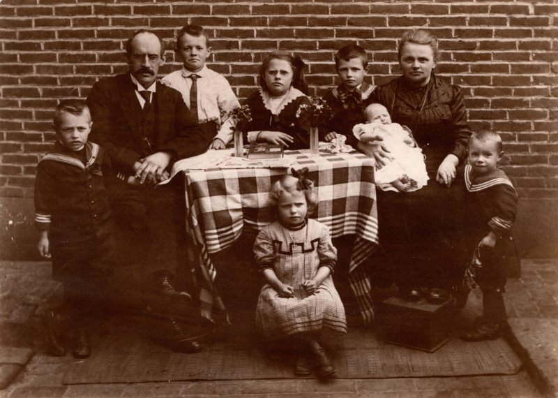 De familie Van Vree in Cuijk (1923): Bernard, vader Rein, Jules, Cor, Rein, moeder van Vree met op schoot Pierre, Frans en voor de tafel Lena.