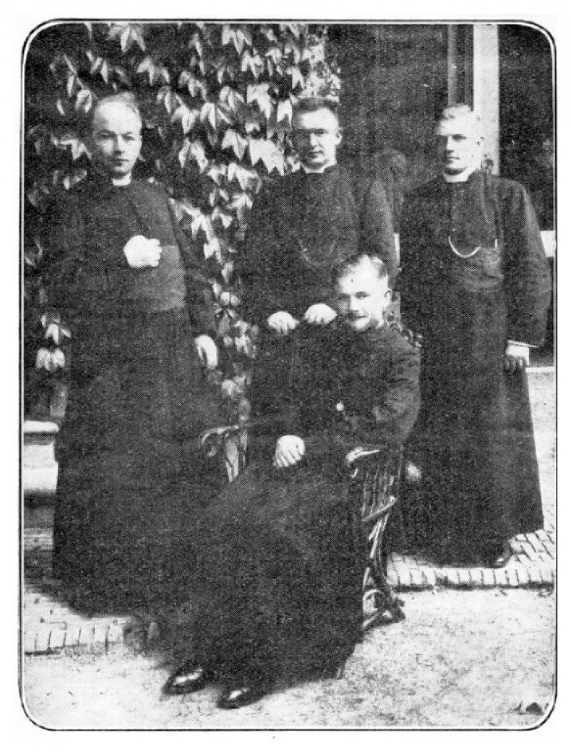 Na zijn eerste H. Mis ging Berard (zittend) op de  foto met zijn priesterbroers Phons, Theo en Jan (foto archief Vijf Heiligen Parochie)